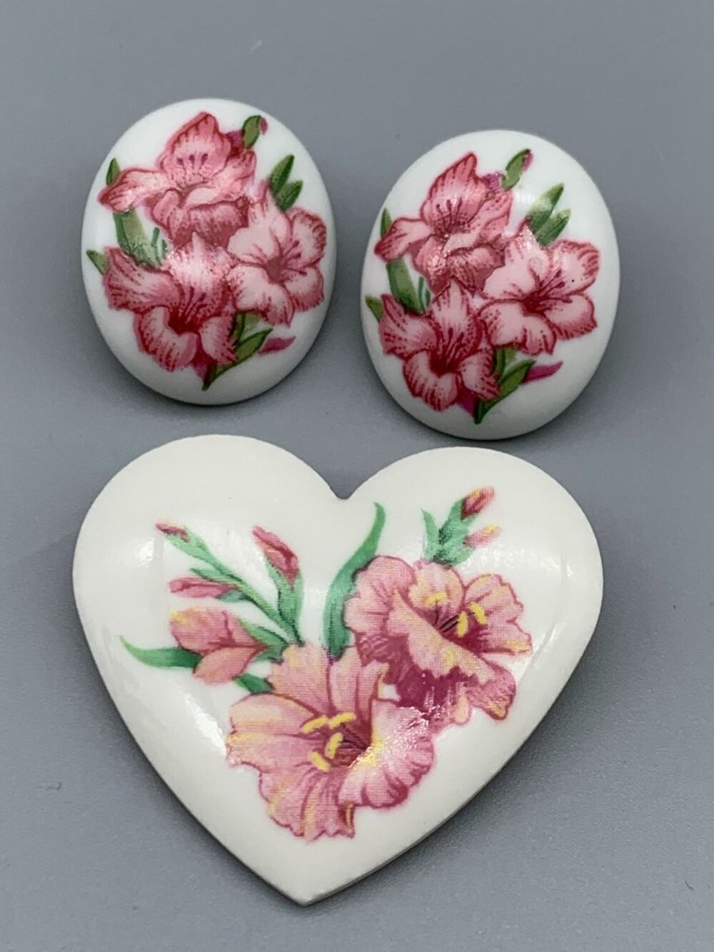 Vintage Avon August Birth Month Hibiscus Heart Shaped Brooch & Oval Earrings